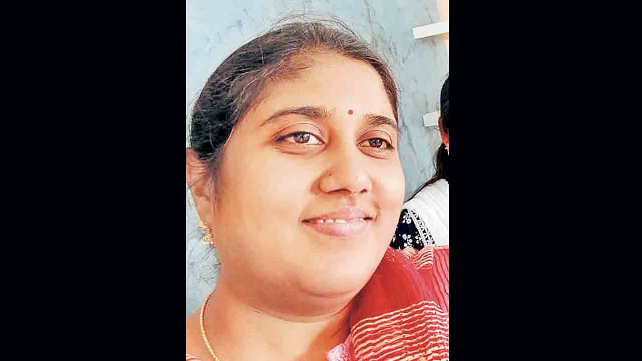 రోడ్డు ప్రమాదంలో టీచర్‌ దుర్మరణం