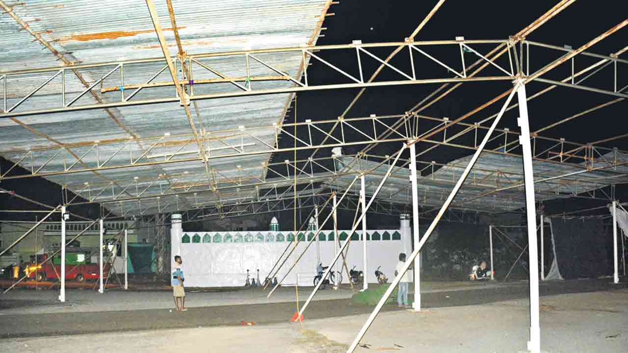 నేడు రంజాన్‌.. ఈద్గాలు, మసీదులు ముస్తాబు