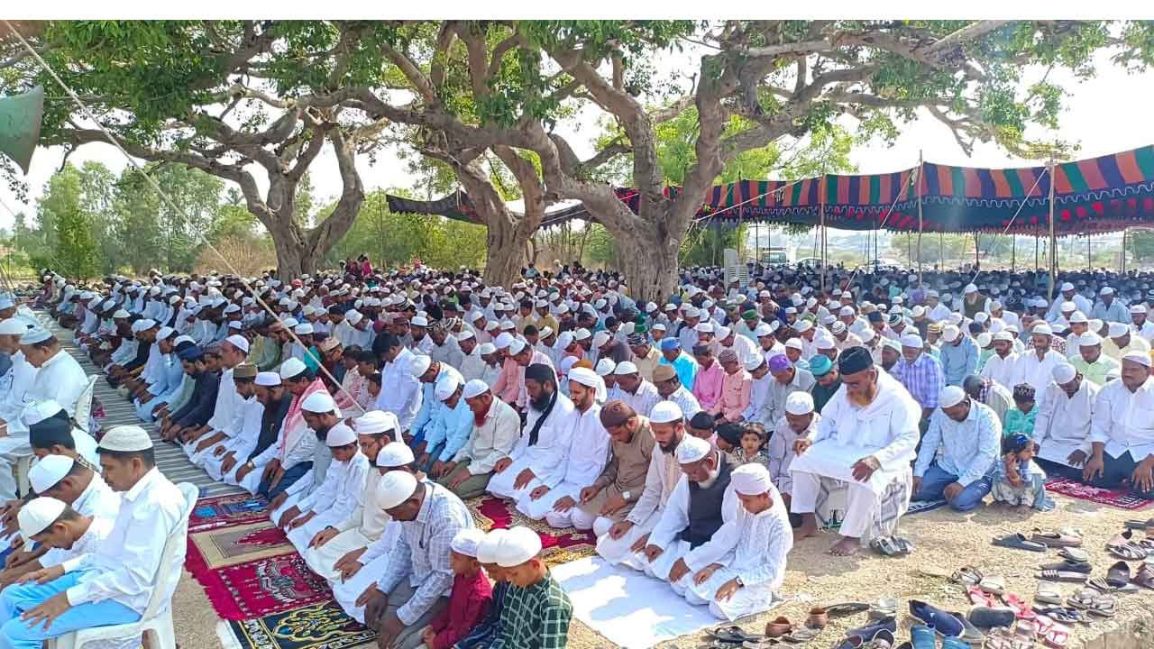 భక్తిశ్రద్ధలతో.. ఈద్‌ ఉల్‌ ఫితర్‌