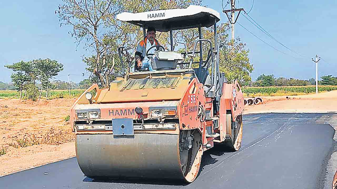 శరవేగంగా రోడ్ల మరమ్మతులు