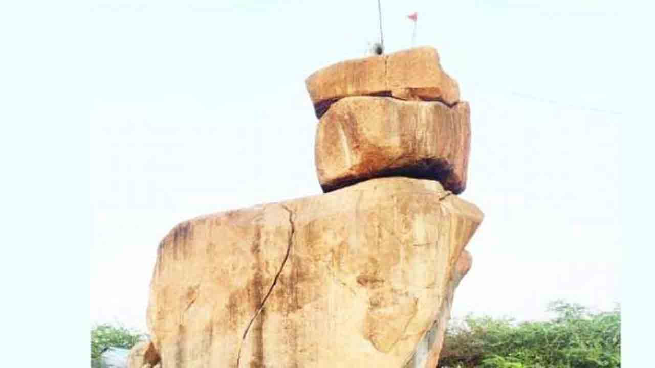 Cracks | ఎండల దెబ్బకు 500 ఏళ్లనాటి బండరాయికి పగుళ్లు.. డేంజర్‌ జోన్‌గా ప్రకటించిన అధికారులు