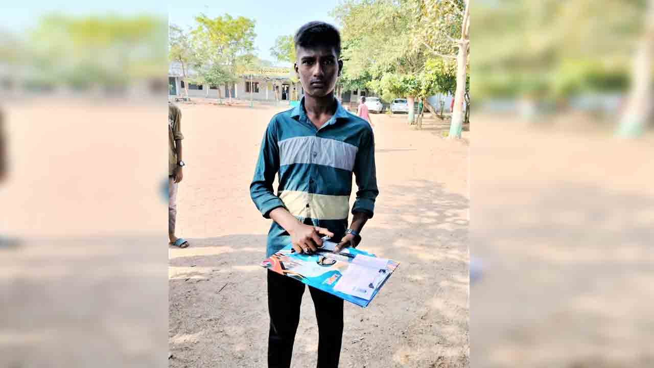 Tenth Exams | ఇంట్లో తండ్రి మృత‌దేహం.. దుఃఖాన్ని దిగ‌మింగుకుని టెన్త్ ప‌రీక్ష‌కు హాజ‌రైన కుమారుడు