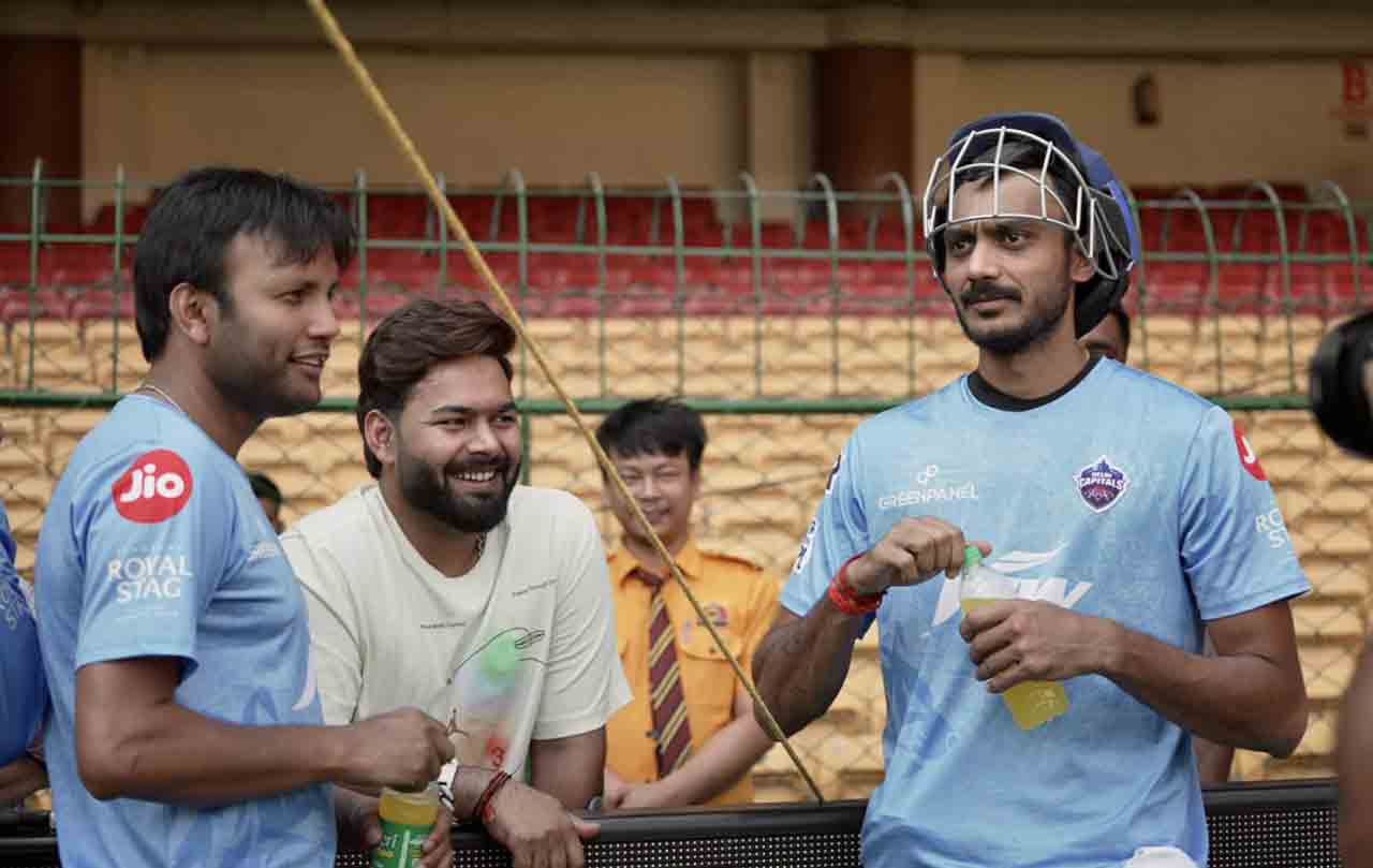 IPL 2023 | స్టేడియంలో పంత్.. ఢిల్లీ ఆట‌గాళ్లతో ముచ్చ‌టించి మురిసిన వికెట్ కీప‌ర్