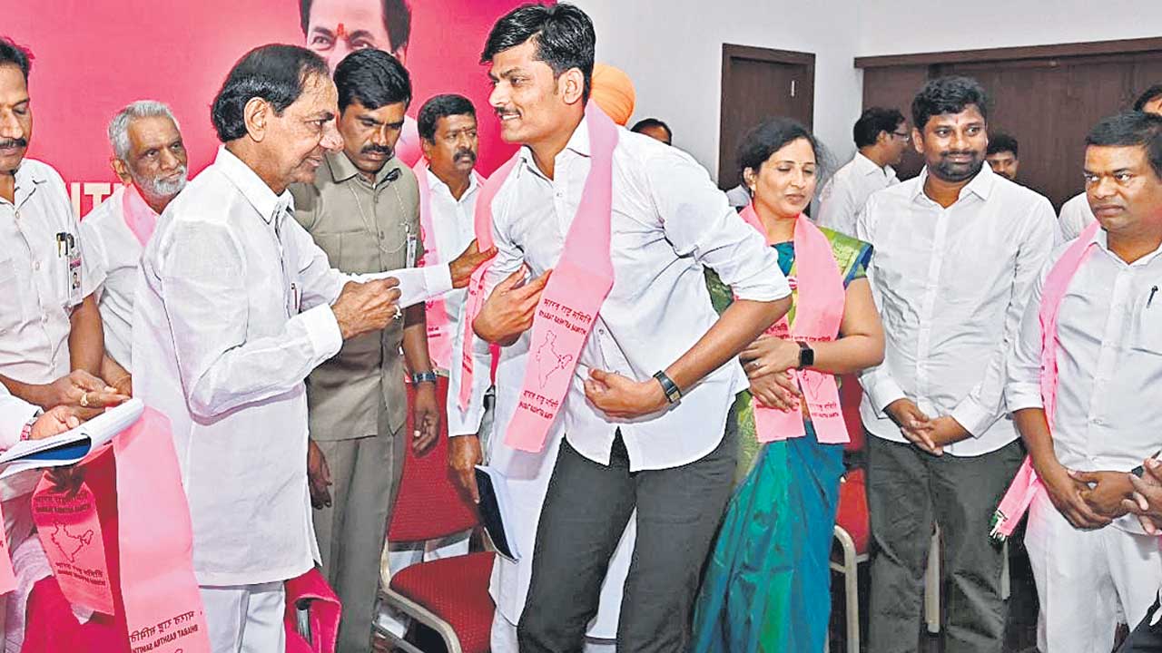 BRS | సాఫ్ట్‌వేర్‌ ఉద్యోగం వదిలి.. బీఆర్‌ఎస్‌లోకి.. రైతు కోసం మహారాష్ట్ర యువకుడి ఆదర్శం