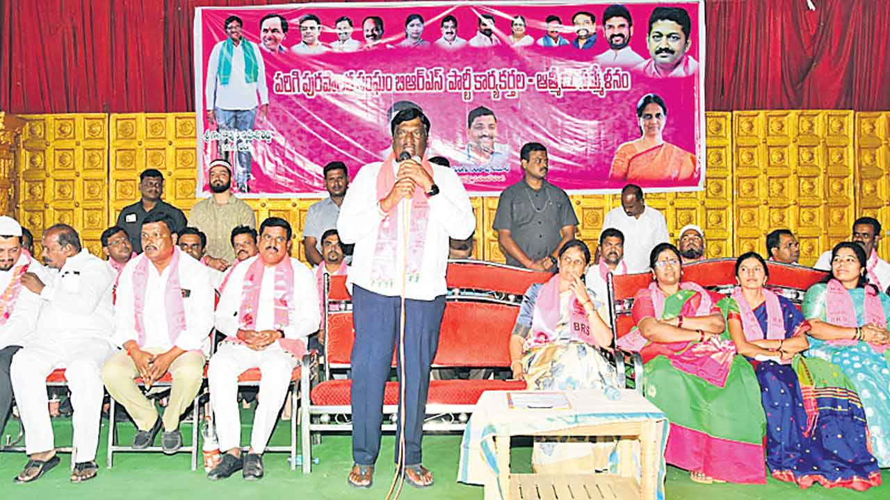 ప్రభుత్వ పధకాలను.. ఇంటింటికెళ్లి వివరించడి