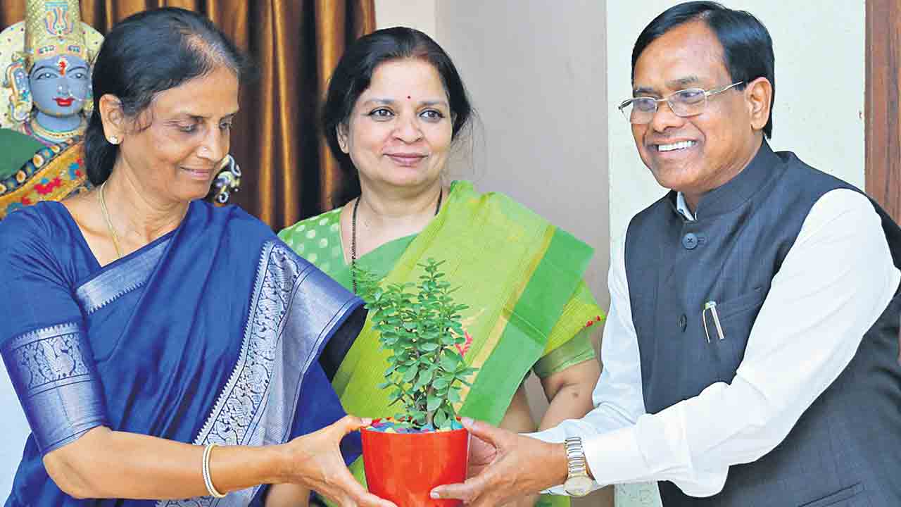 ప్రవేశ పరీక్షలు సజావుగా నిర్వహించండి