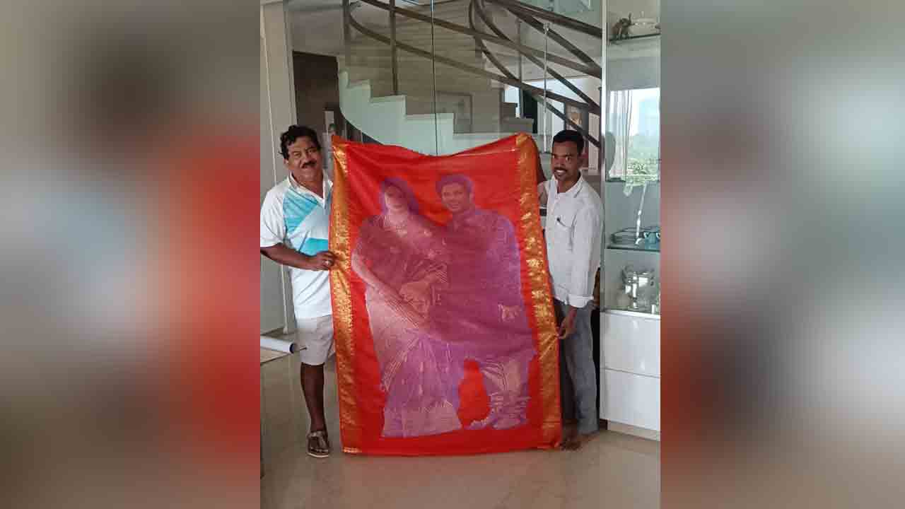 Sachin Birthday | చేనేత కళాకారుడి వినూత్న విషెష్.. పట్టు వస్త్రంపై సచిన్ దంపతుల చిత్రం