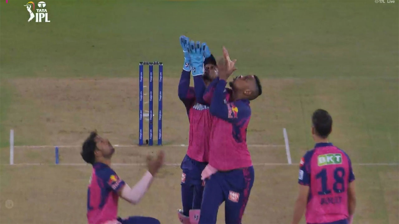 IPL2023: క్యాచ్ ప‌ట్టేందుకు ఢీకొన్న ముగ్గురు ప్లేయ‌ర్లు.. అందుకున్న నాలుగో ప్లేయ‌ర్‌.. వీడియో