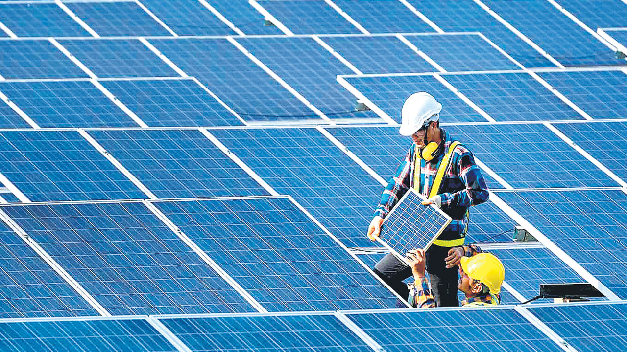 సౌర విద్యుత్తుపై చీకట్లు