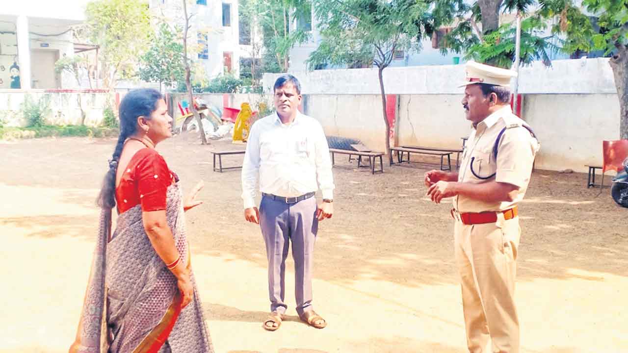 సెల్‌ఫోన్‌ అనుమతి లేదు..