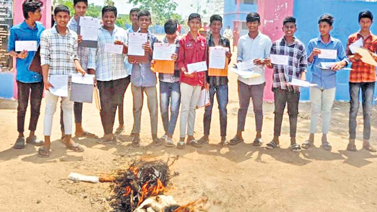BJP | ఇదేం అరాచకీయం.. బీజేపీ తీరుపై తల్లిదండ్రులు, ఉపాధ్యాయ సంఘాల ఆగ్రహం