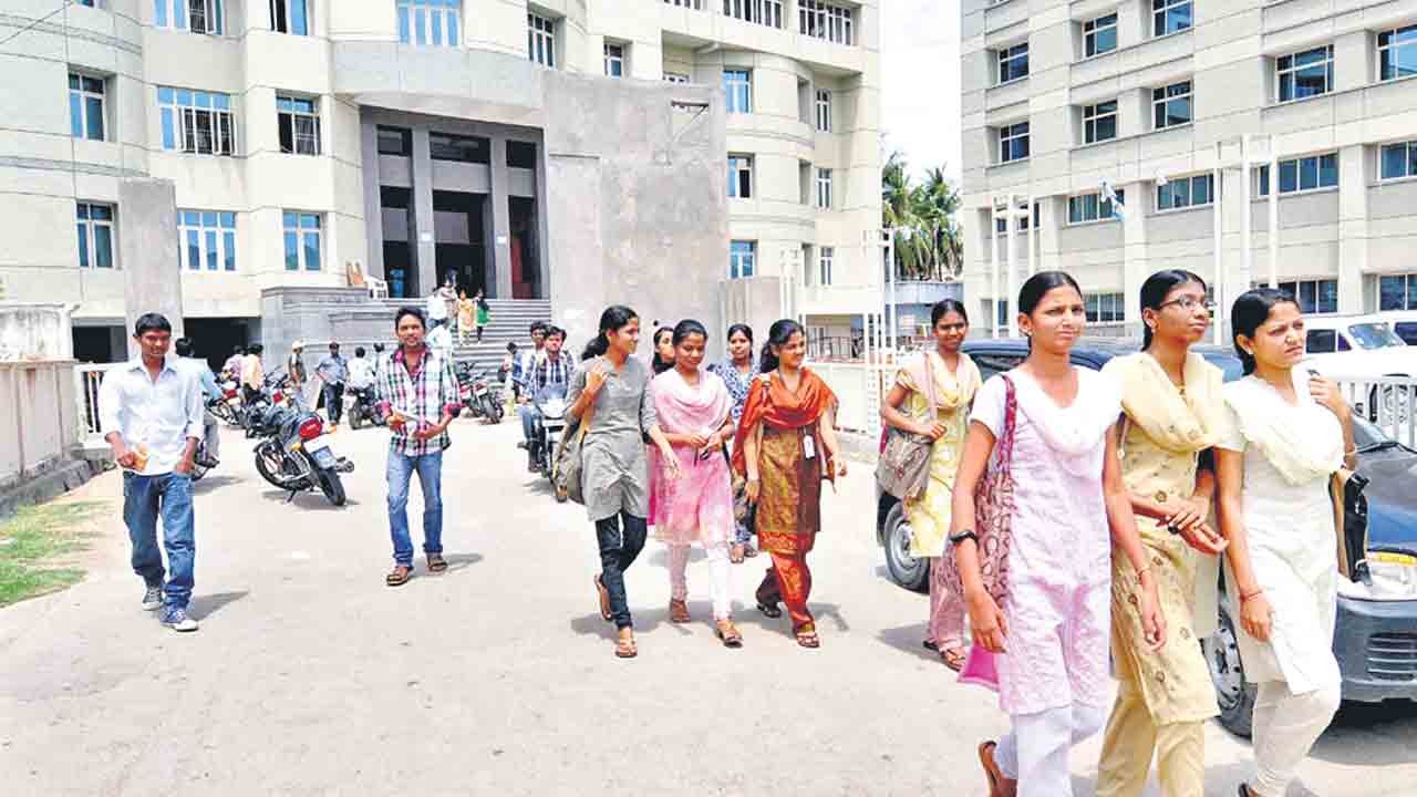 సెప్టెంబర్‌లో ఇంజినీరింగ్‌ తరగతులు