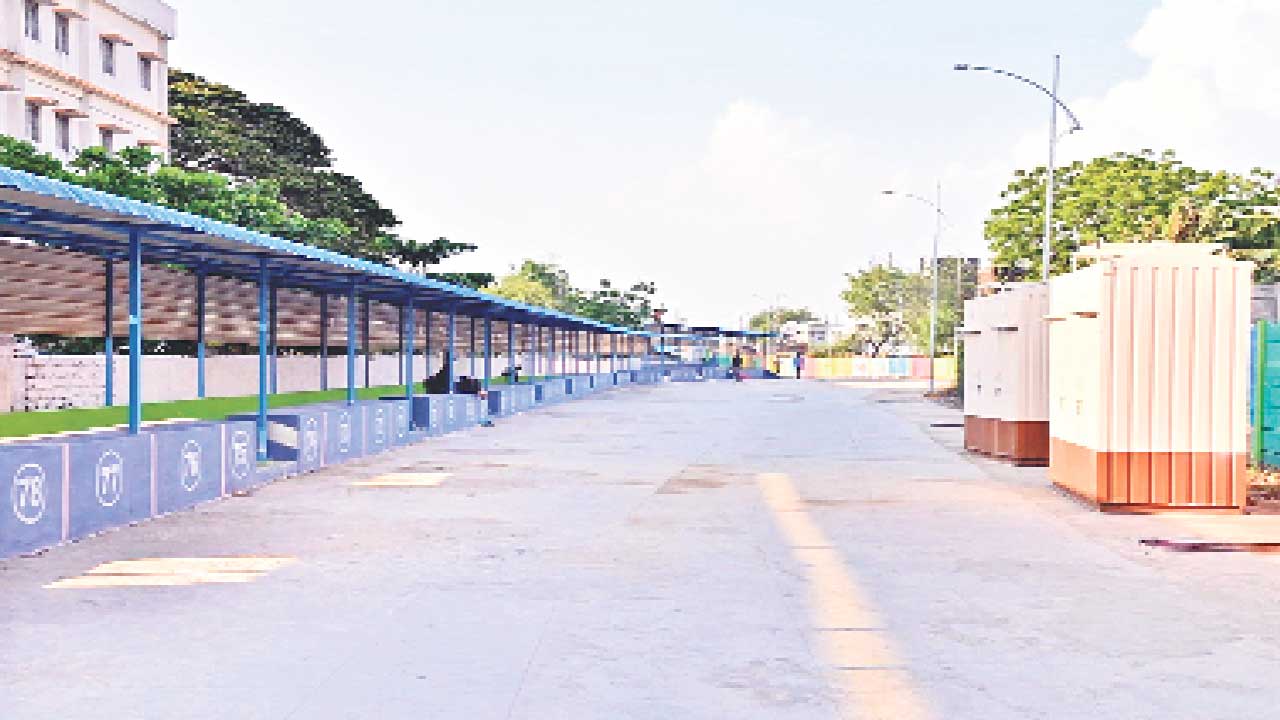 అన్ని వసతులతో వీధి వ్యాపారుల ప్రాంగణం