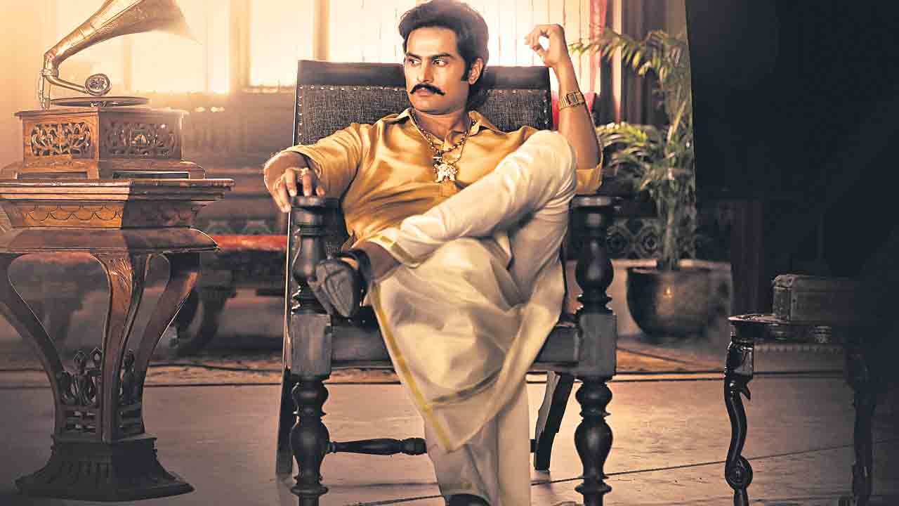 మూడు భిన్న పాత్రలతో