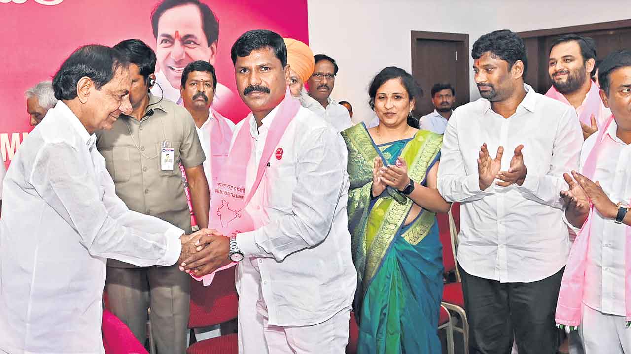 బీఆర్‌ఎస్‌లో చేరిన షేత్కరీ నేతలు