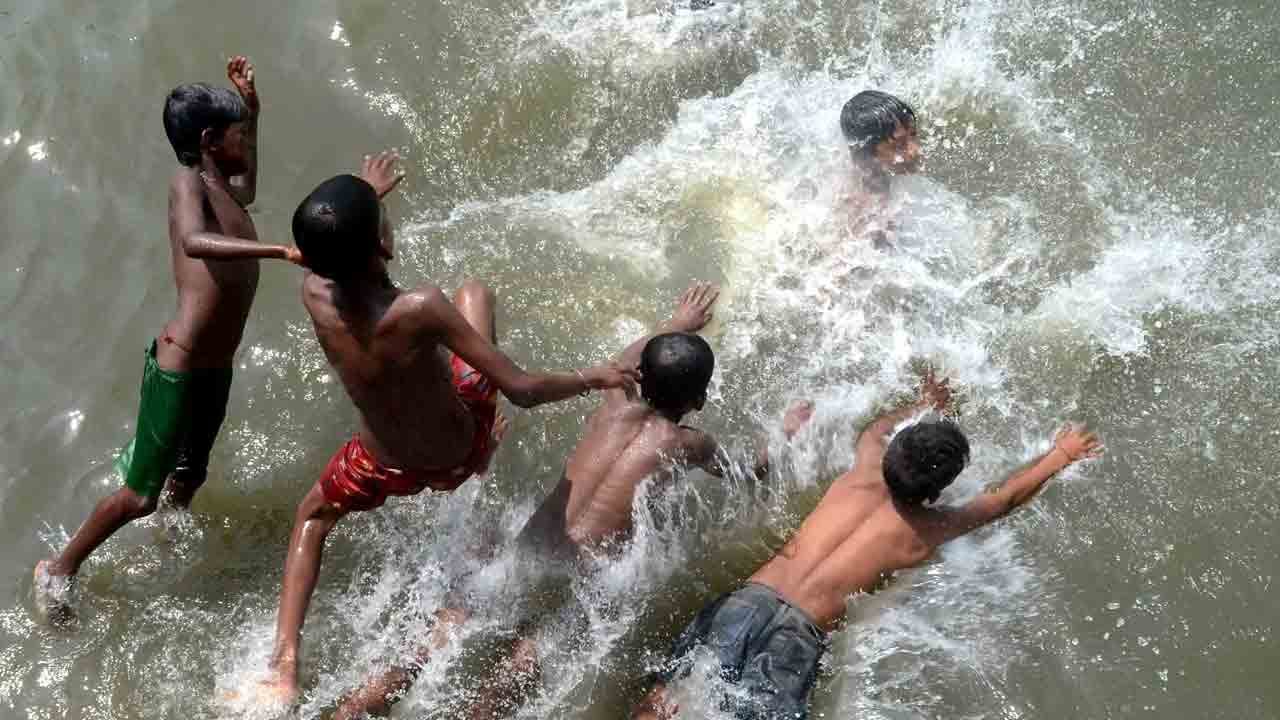 ఈత సరదా..  కారాదు విషాదం