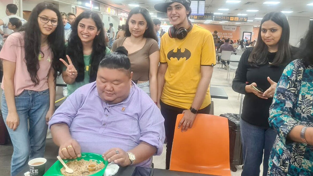 Temjen Imna Along: అమ్మాయిల‌తో గ్రూప్ ఫోటో.. జోకేసిన మంత్రి