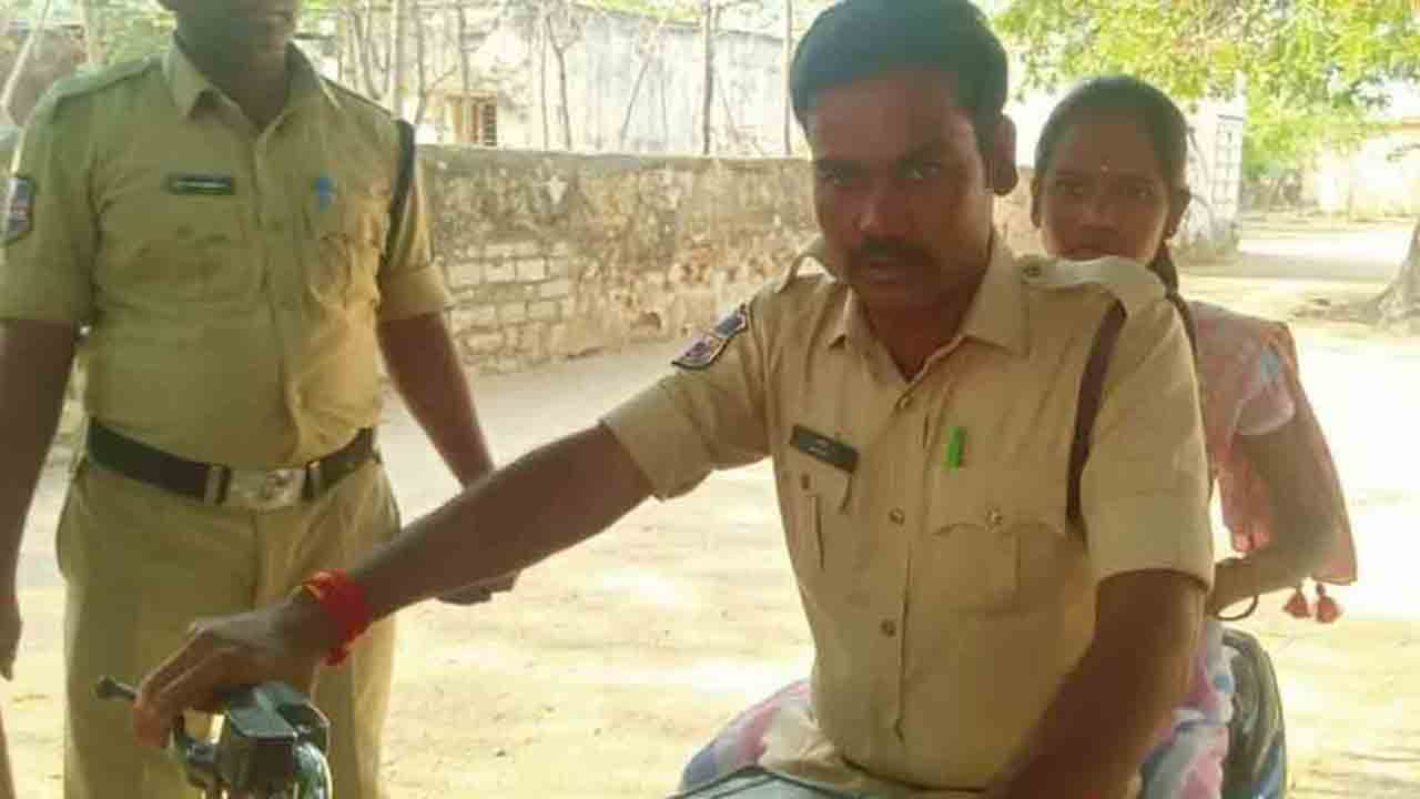 Telangana | పొర‌పాటున మ‌రో సెంట‌ర్‌కు.. టెన్త్ విద్యార్థినికి సాయ‌మందించిన పోలీసులు