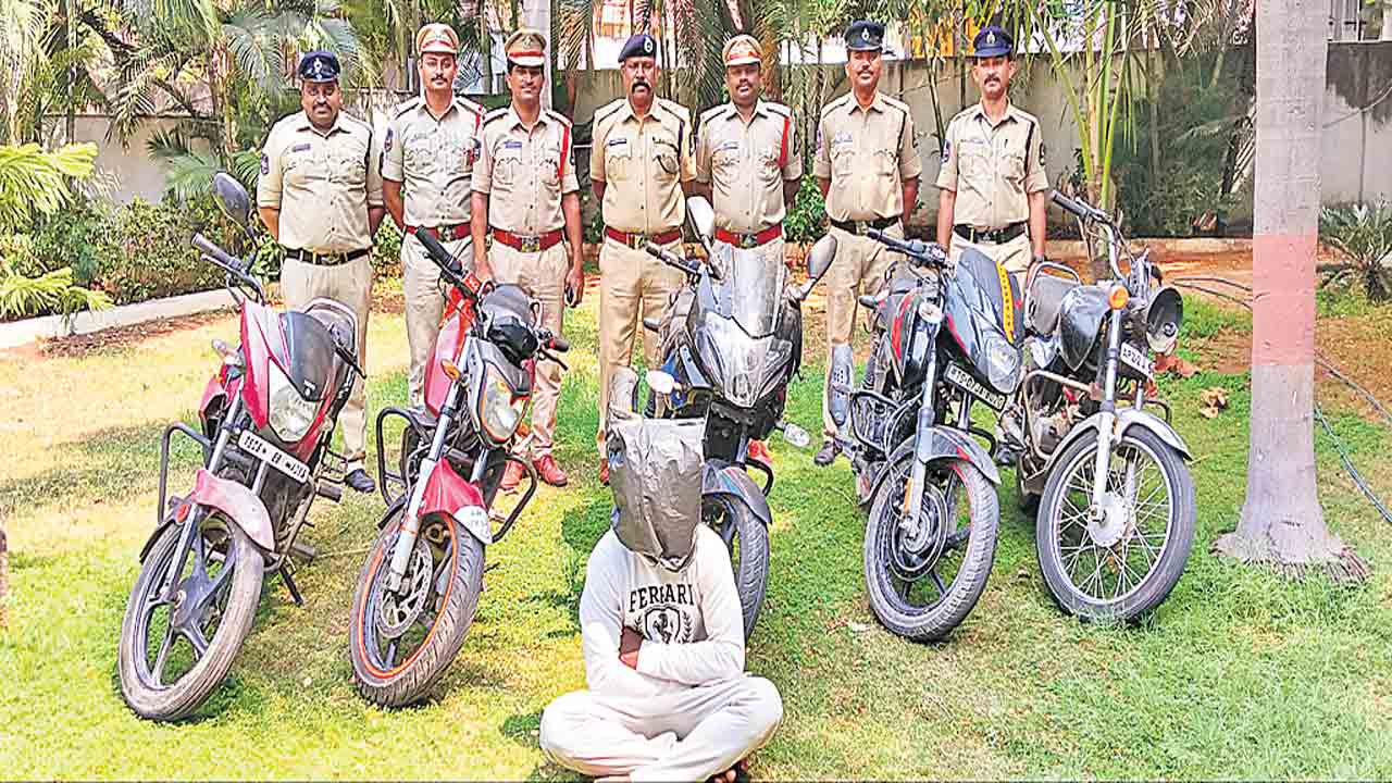 ద్విచక్ర వాహన దొంగలు అరెస్టు