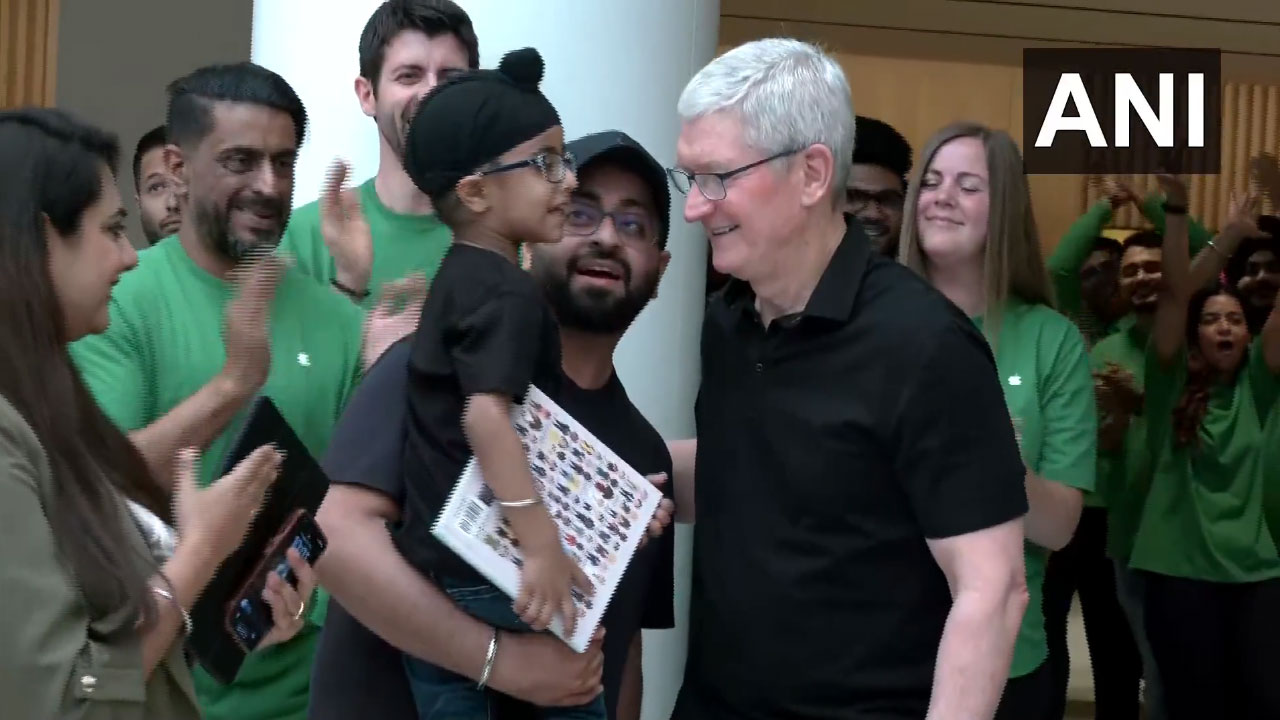 Tim Cook: ఢిల్లీలో యాపిల్ రిటైల్ స్టోర్.. ఓపెన్ చేసిన టిమ్ కుక్