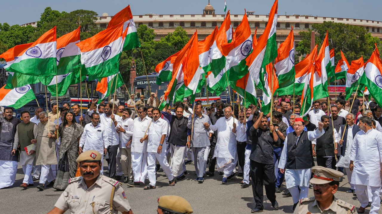 Tiranga March: విజ‌య్‌చౌక్ వ‌ర‌కు జాతీయ జెండాల‌తో విప‌క్షాల ర్యాలీ.. వీడియో