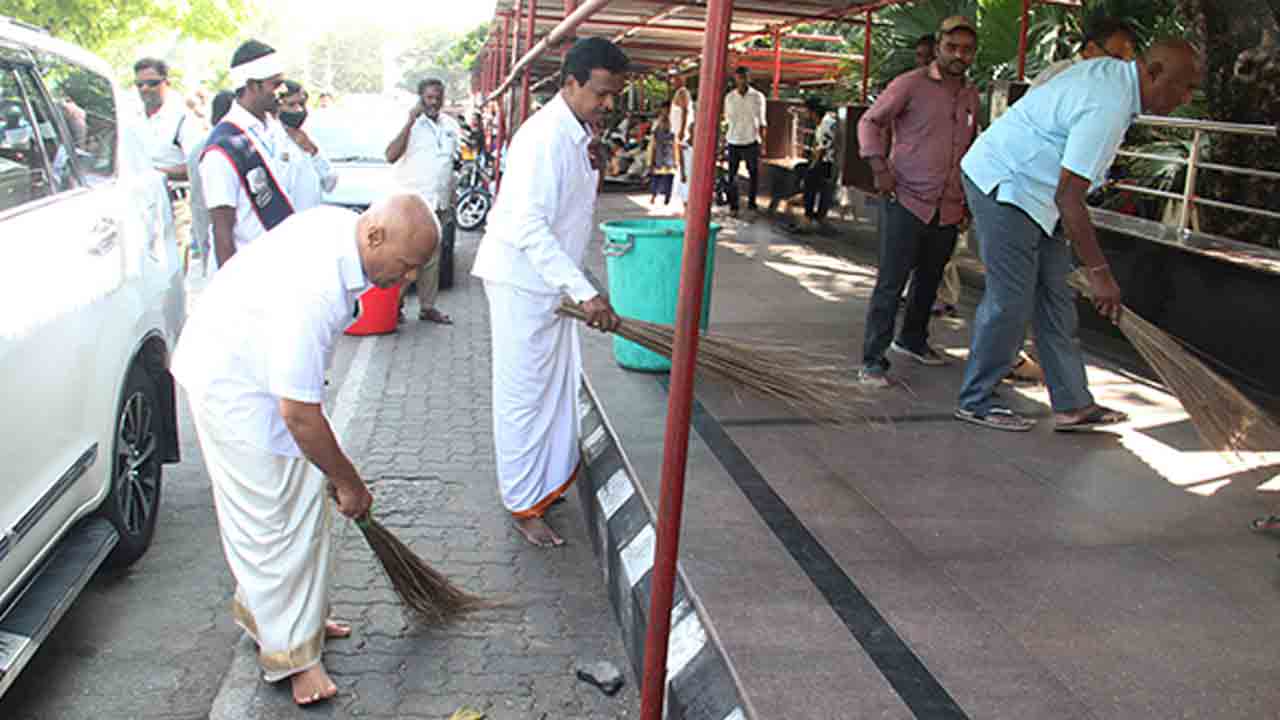 Tirumala | తిరుమలలో పారిశుధ్య కార్మికుల సమ్మె..పరిసరాలను శుభ్రం చేసిన అధికారులు,ఉద్యోగులు