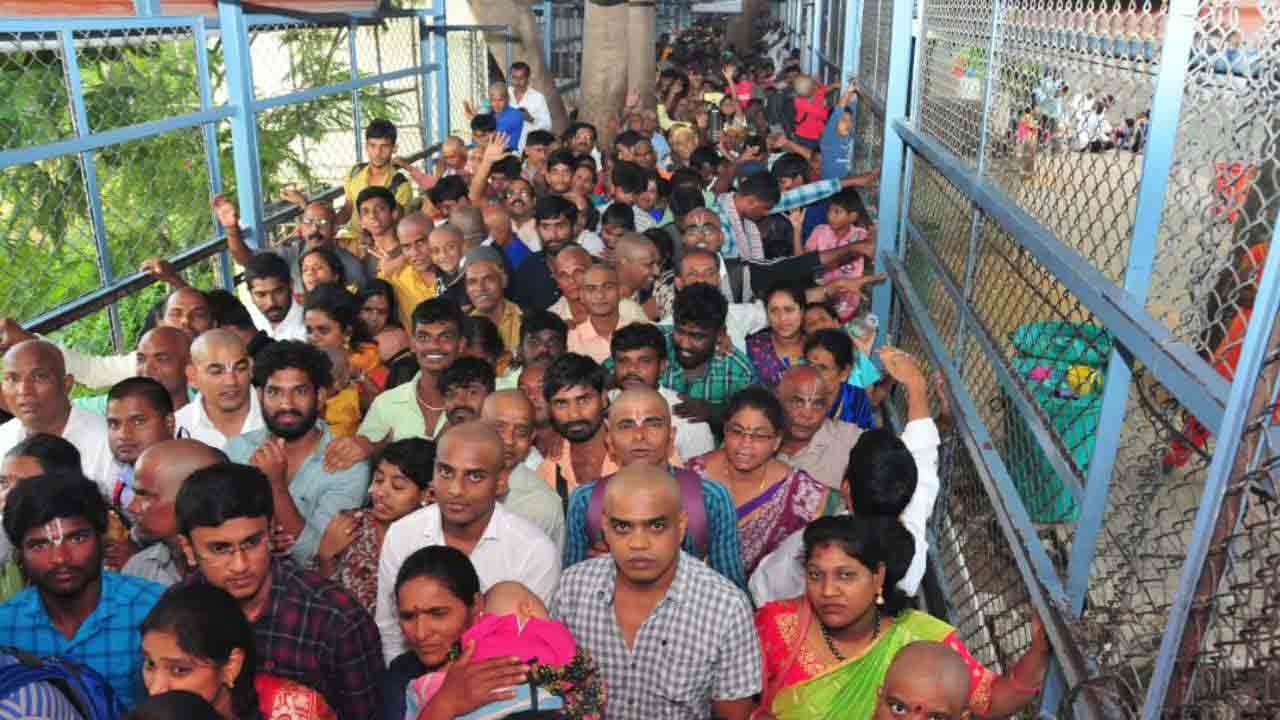 Tirumala | తిరుమ‌ల‌కు పోటెత్తిన భ‌క్తులు.. ద‌ర్శనానికి 48 గంట‌ల స‌మ‌యం..!