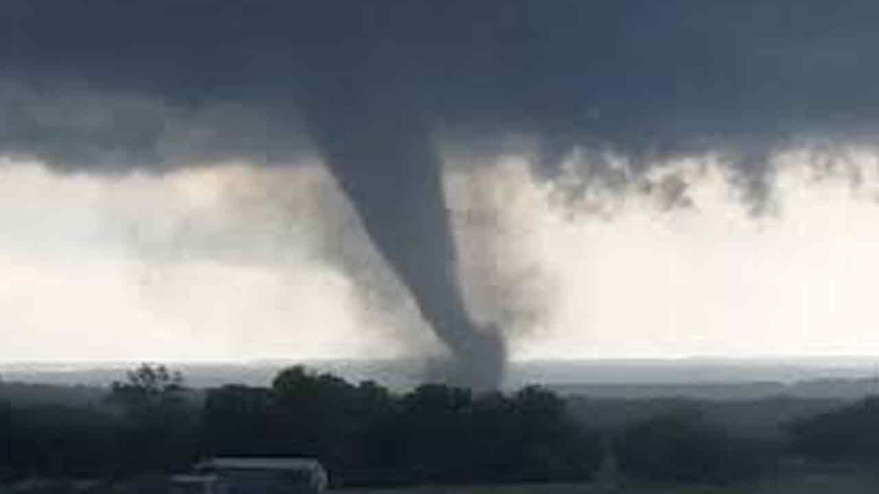 అమెరికాలో టోర్నడోల బీభత్సం