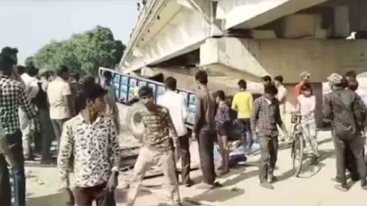 tractor-trolley | వంతెన పైనుంచి నదిలో పడిన ట్రాక్టర్‌ ట్రాలీ..  పది మందికిపైగా మృతి