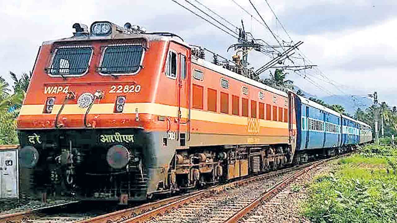 Indian Railways |  చిక్కుల్లో చుక్చుక్ రైలు.. ప్రైవేటీకరణ దిశగా కేంద్ర ప్రభుత్వ ప్రయత్నాలు