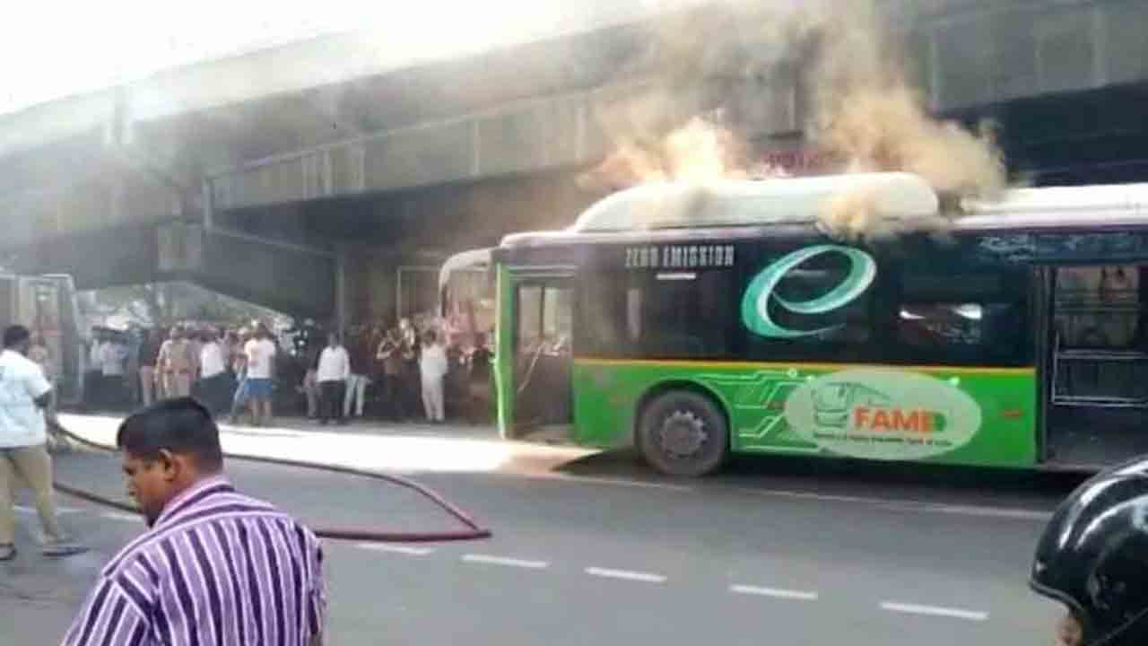 TSRTC | ఎల‌క్ట్రిక్ బ‌స్సులో చెల‌రేగిన మంట‌లు.. త‌ప్పిన ప్ర‌మాదం