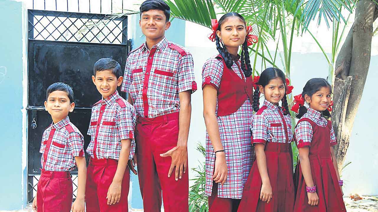 140 కోట్లతో యూనిఫామ్స్‌