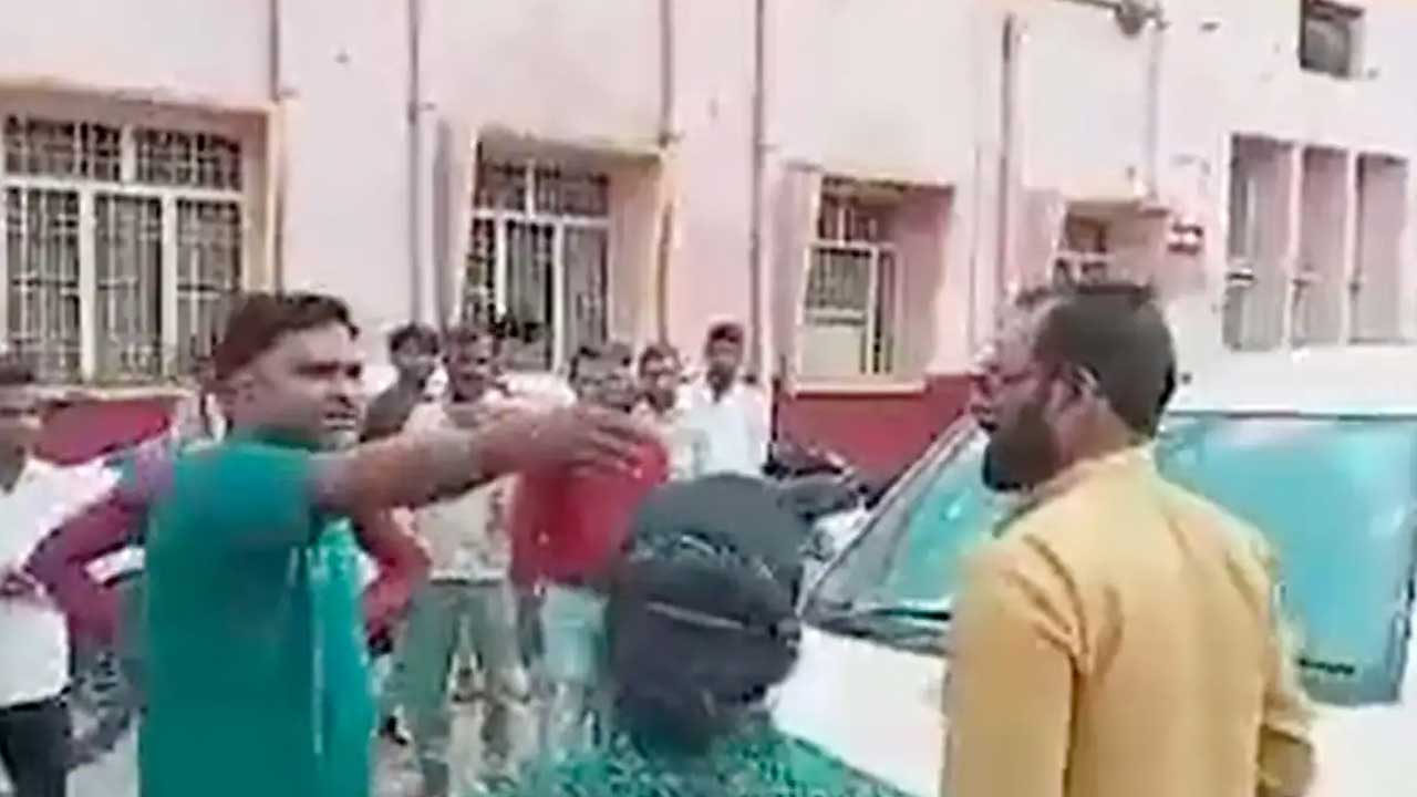 అంబులెన్స్‌కు అడ్డంగా బీజేపీ నేత కారు