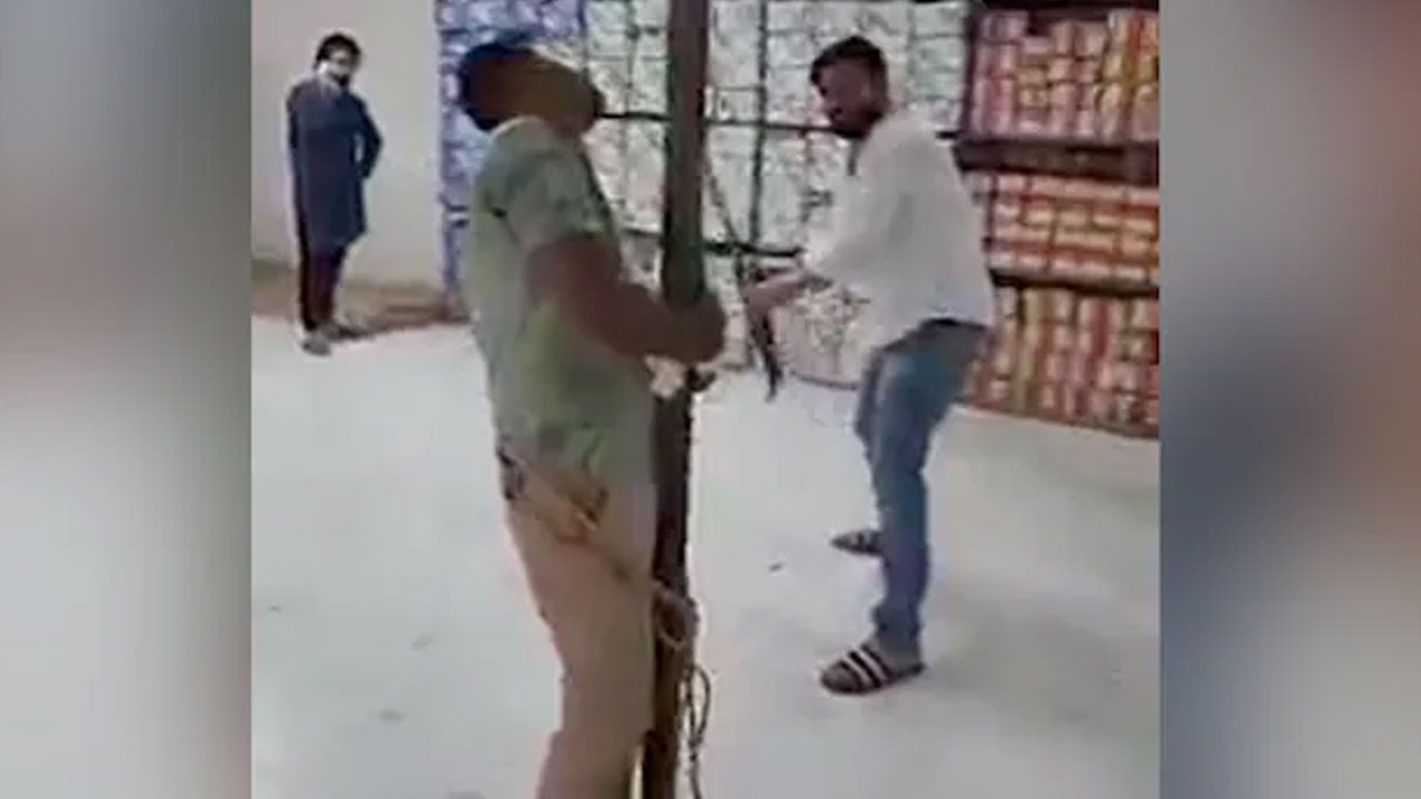 Uttar Pradesh: మేనేజ‌ర్‌ను పోల్‌కు క‌ట్టేసి.. రాడ్డుతో చిత‌క‌బాది చంపేశారు.. యూపీలో దారుణం.. వీడియో