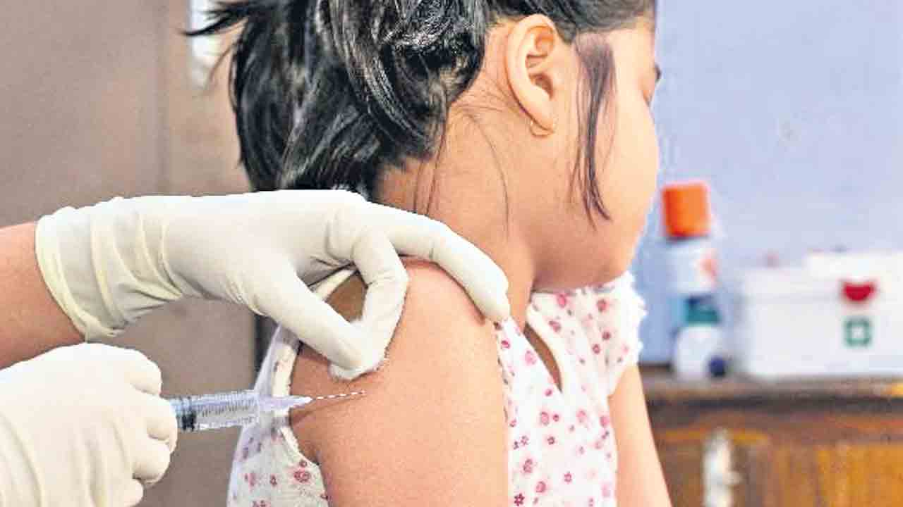 Parenting Tips | పిల్లలకు వ్యాక్సిన్‌ వేయిస్తున్నారా? ఈ జాగ్రత్తలు తప్పనిసరిగా తీసుకోండి