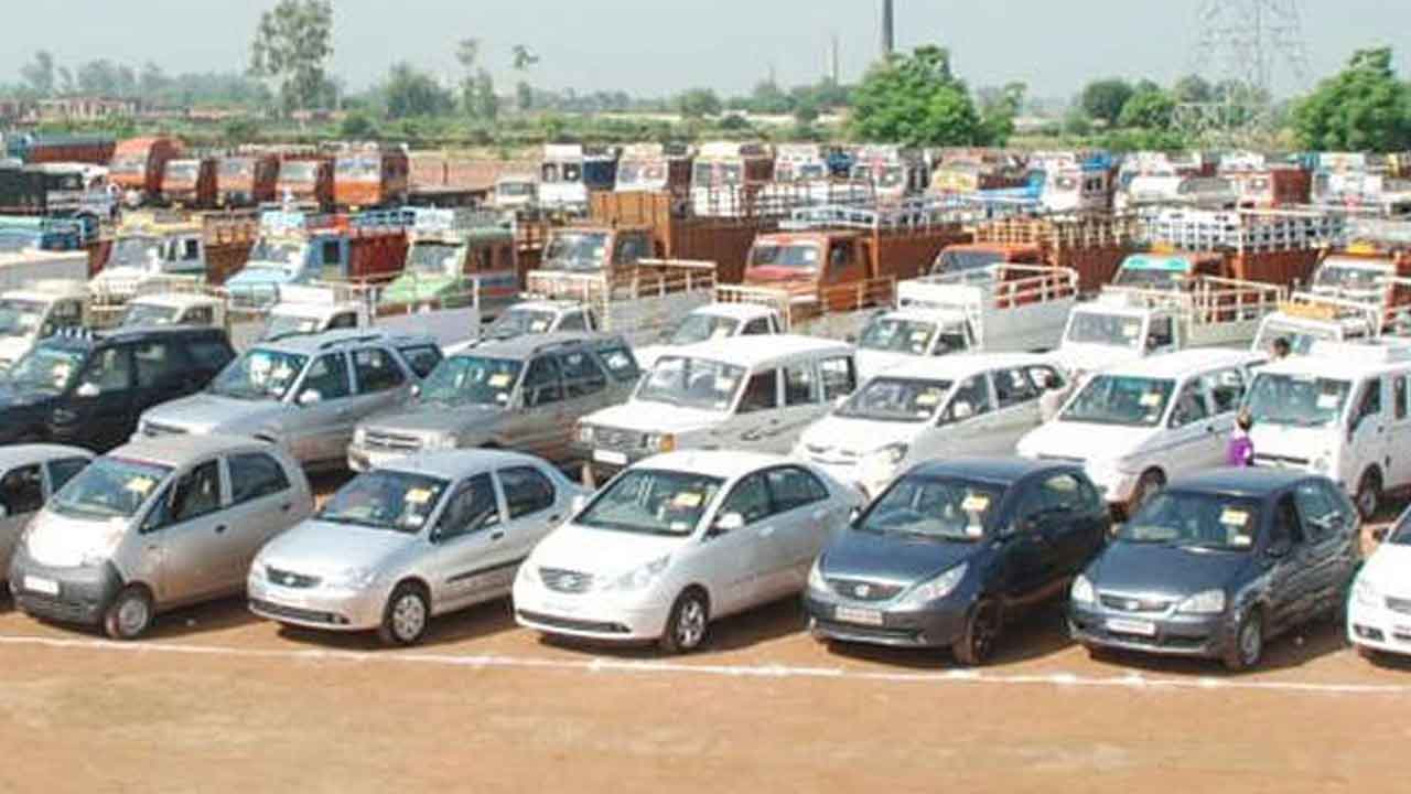 పన్నులు కట్టని వాహనాలు 2.17 లక్షలు