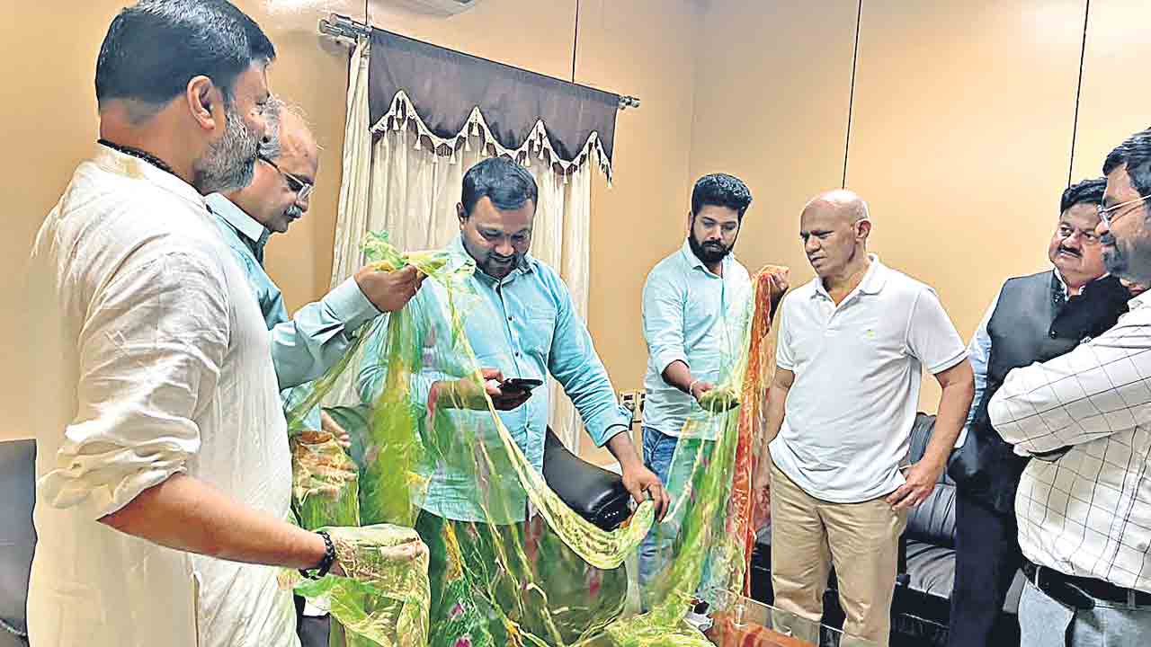 వెంకన్నకు సిరిసిల్ల పసిడి వస్ర్తాలు