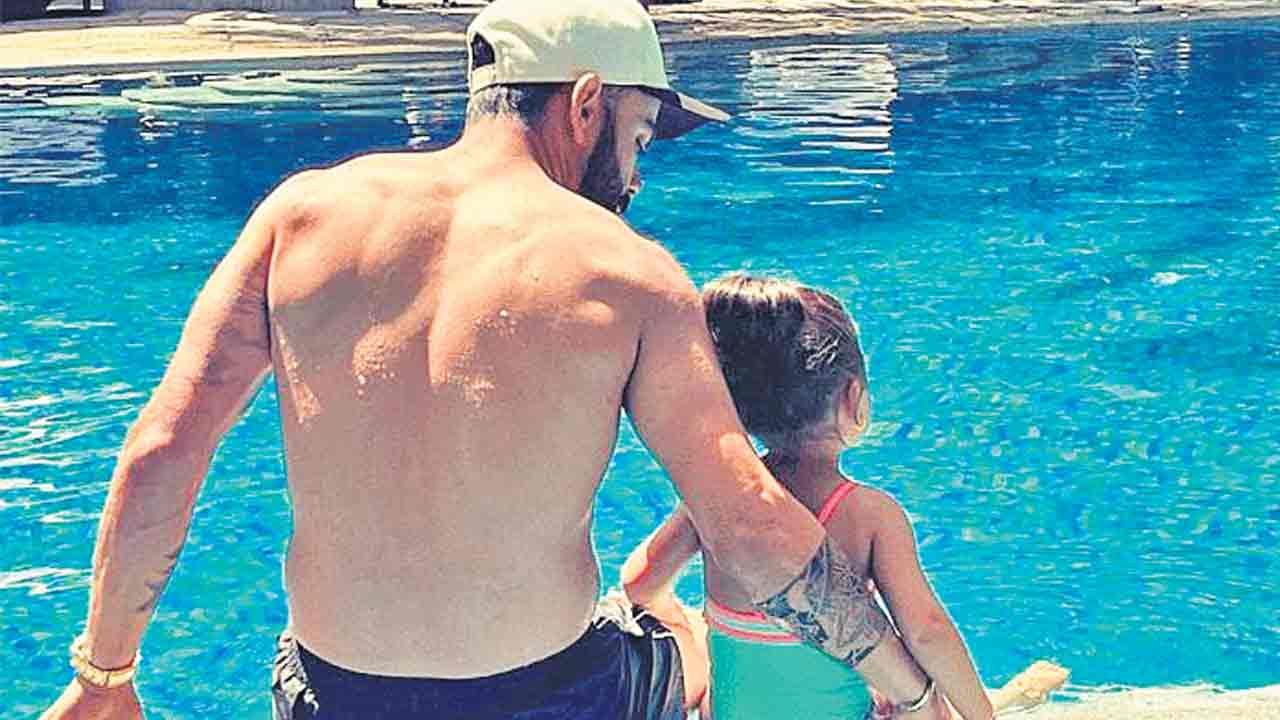 కూతురితో కోహ్లీ జలకాలాట