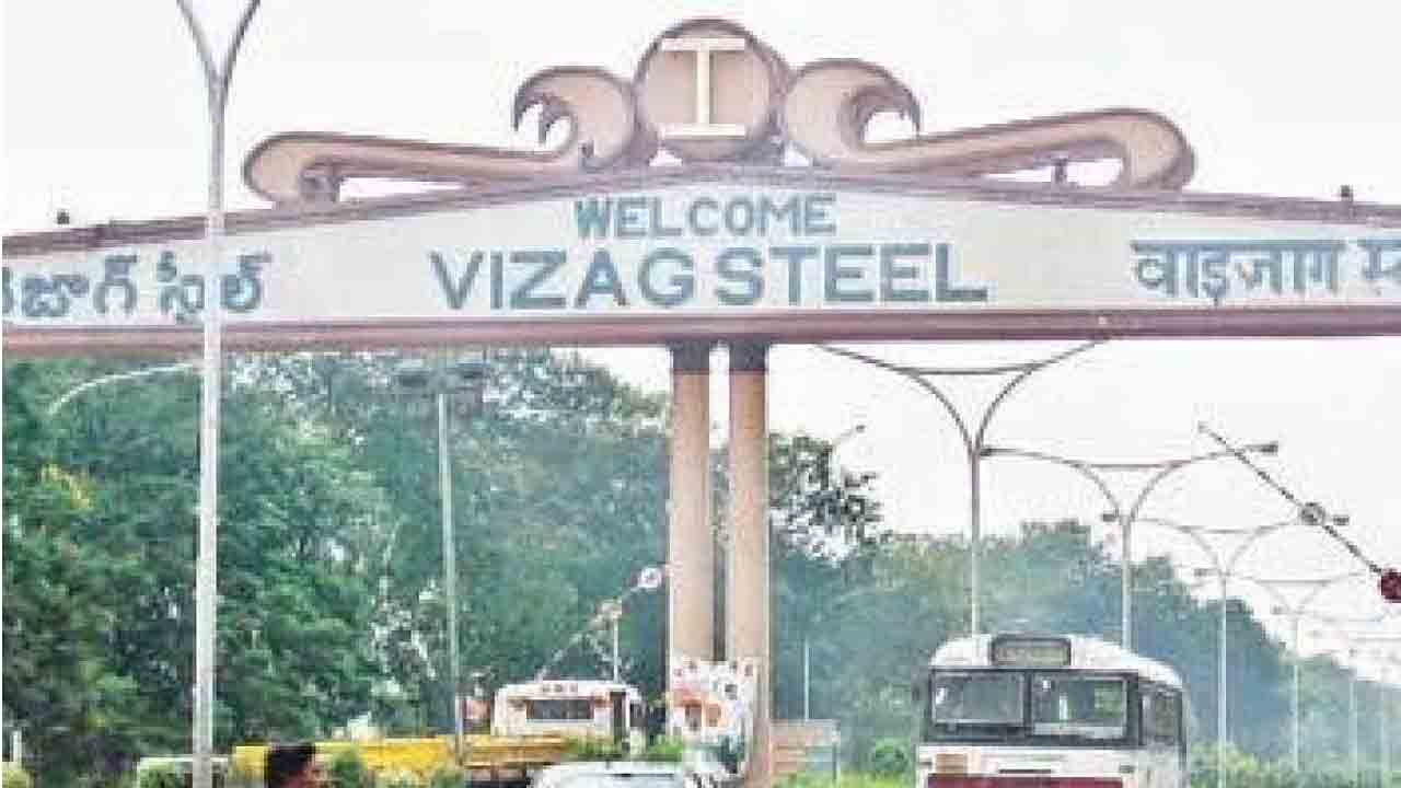 Vizag Steel Plant | కేంద్రం దిష్టిబొమ్మను దహనం చేసిన వైజాగ్‌ స్టీల్‌ ప్లాంట్‌ కార్మికులు