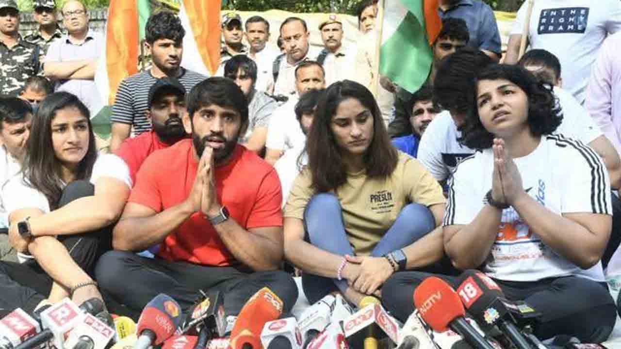 Wrestlers Protest: ఢిల్లీలో రెజ్ల‌ర్ల నిర‌స‌న.. అన్ని పార్టీల‌కు ఆహ్వానం