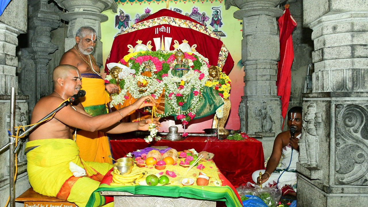 స్వయంభువులకు వైభవంగా నిత్యోత్సవాలు