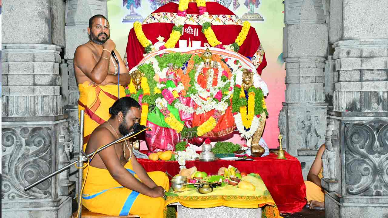 స్వయంభూ నారసింహుడికి నిత్యారాధనలు క్షేత్రపాలకుడికి ఆకుపూజ