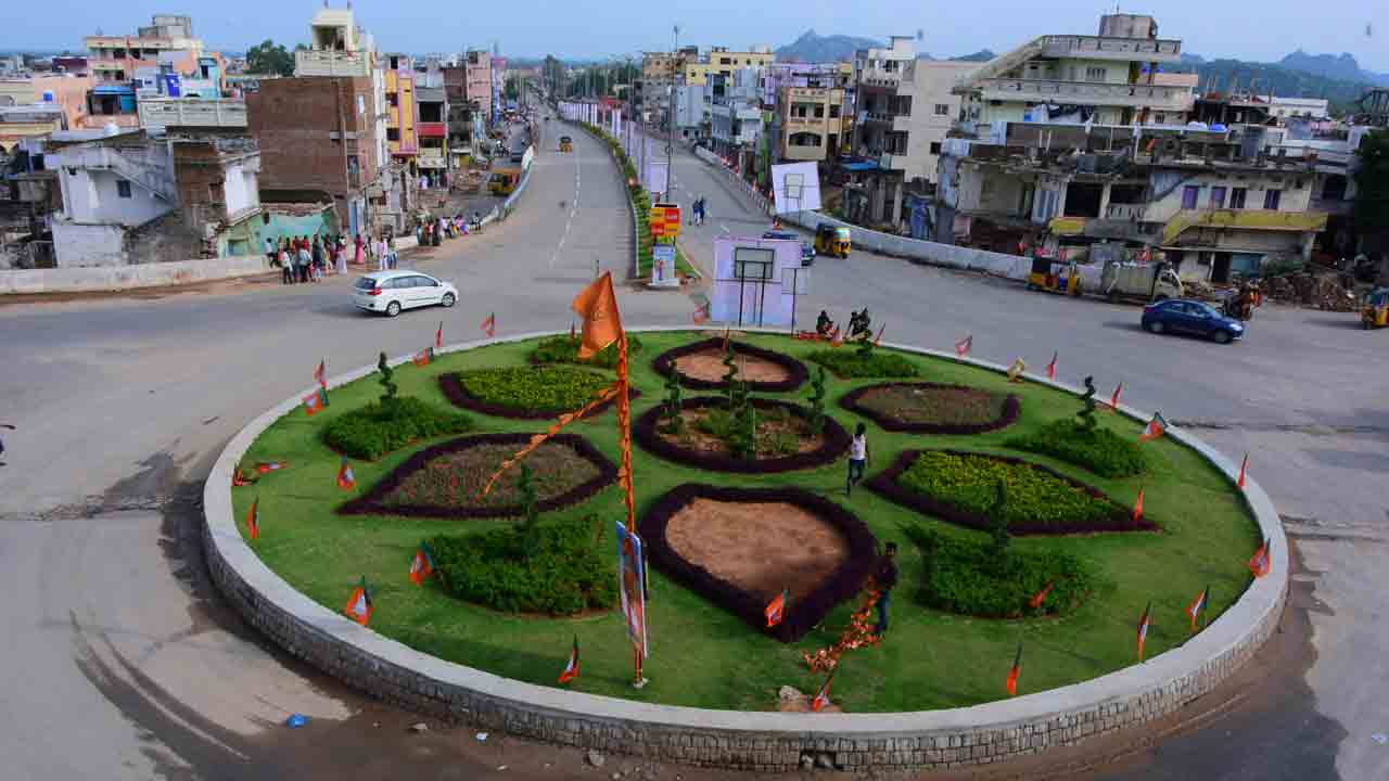 Yadagirigutta | నాడు ఇరుకు రోడ్లు.. నేడు సువిశాల రహదారులు.. ఆలయ పునర్నిర్మాణంతో యాదగిరిగుట్టలో మారిన రూపురేఖలు