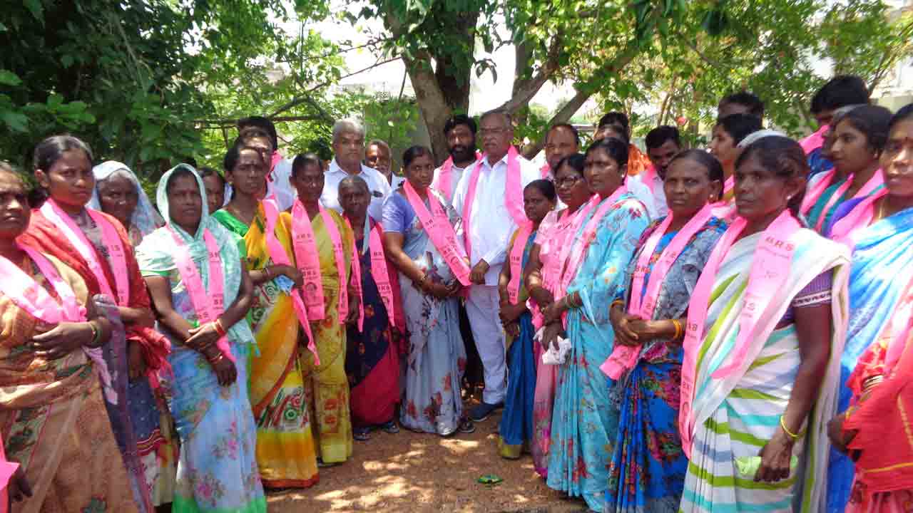 పథకాలకు ఆకర్షితులై పార్టీలోకి
