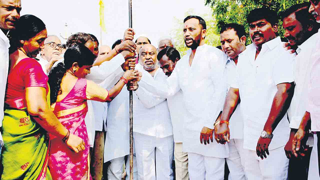 దేవుడి పేరిట రాజకీయాలా?