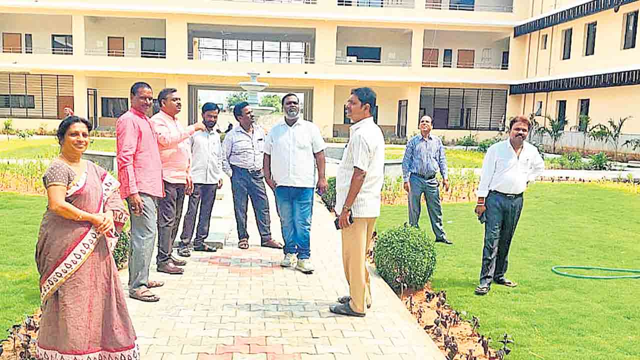 ప్రజల సౌకర్యం కోసమే కొత్త పాలనా భవనాలు