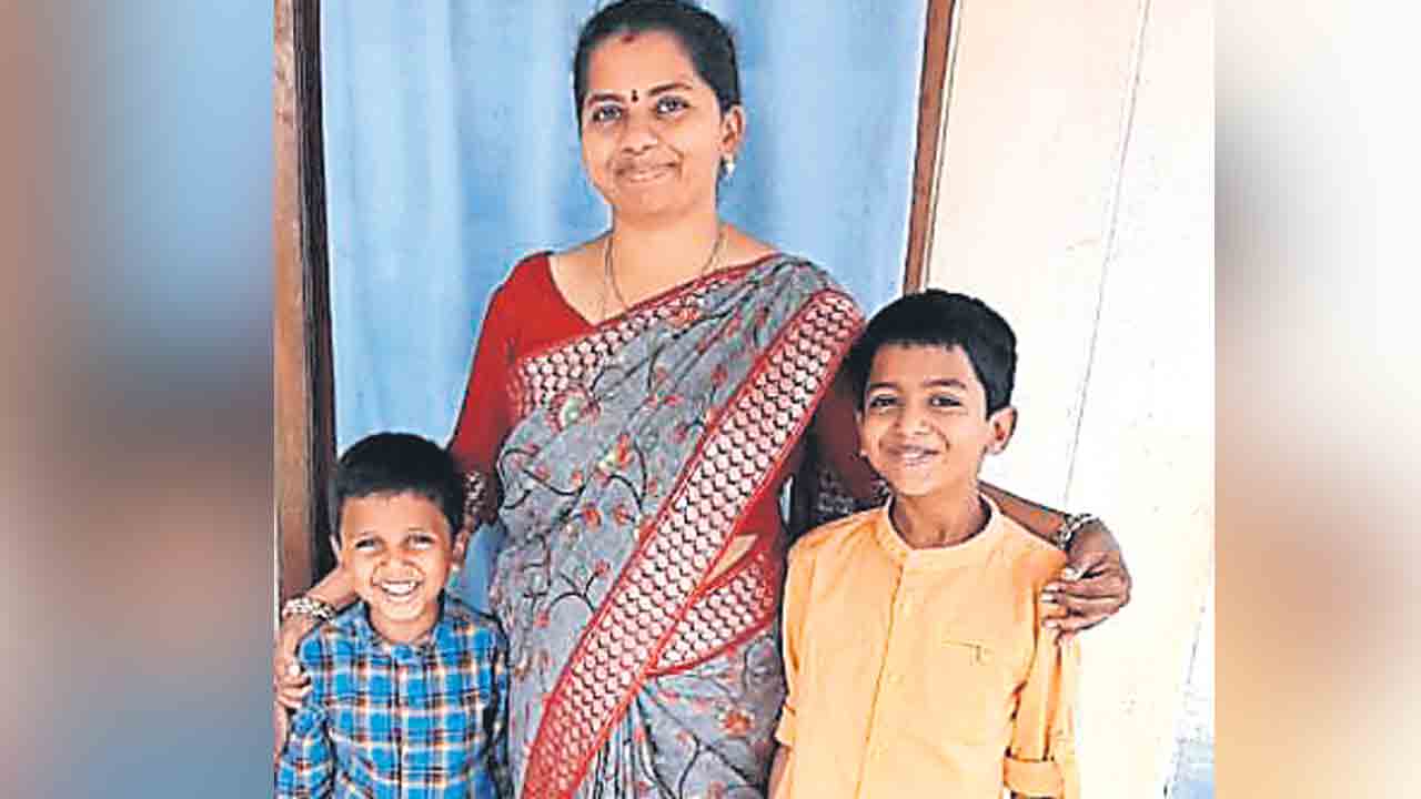 ఇద్దరు పిల్లలు సహా వివాహిత ఆత్మహత్య