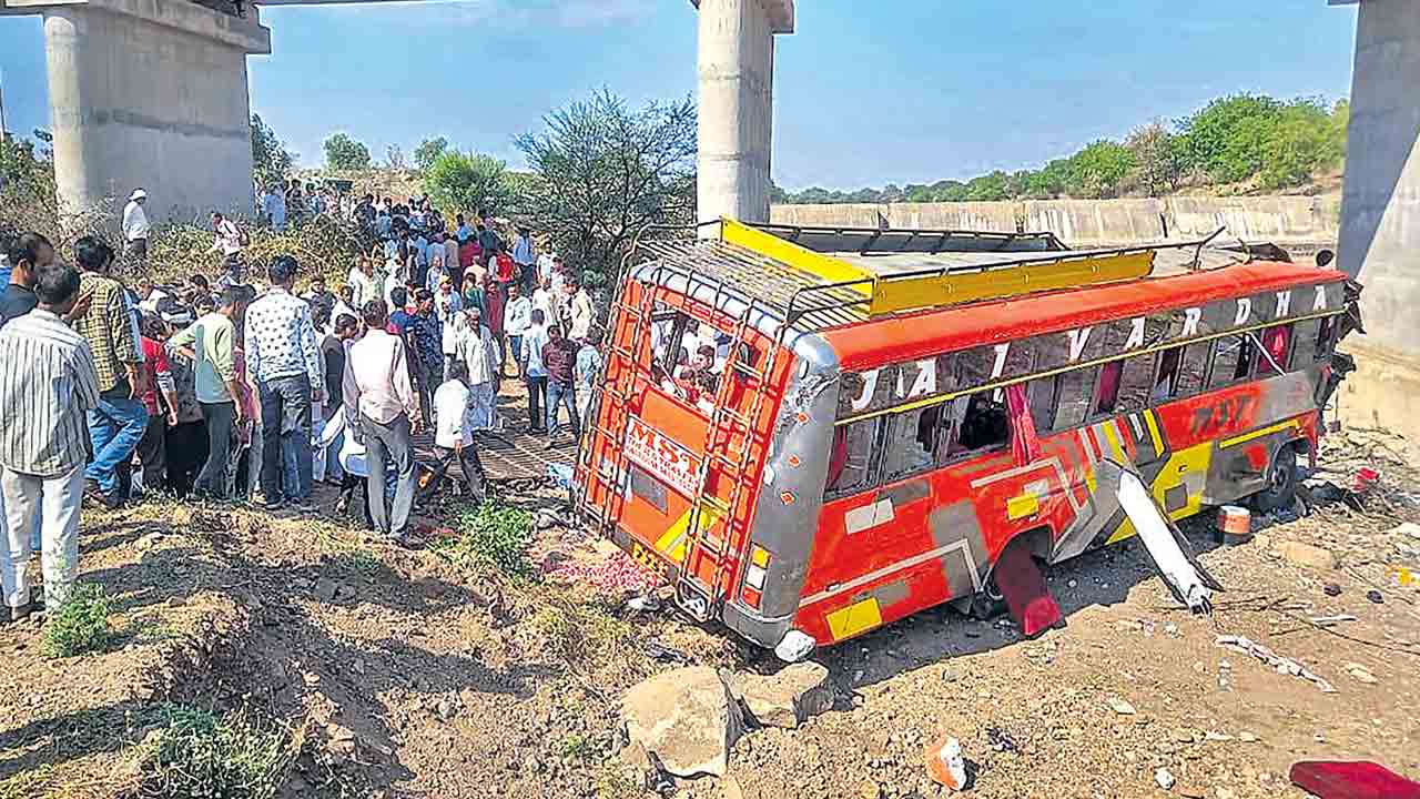 వంతెనపై నుంచి బస్సు పడి 24 మంది దుర్మరణం