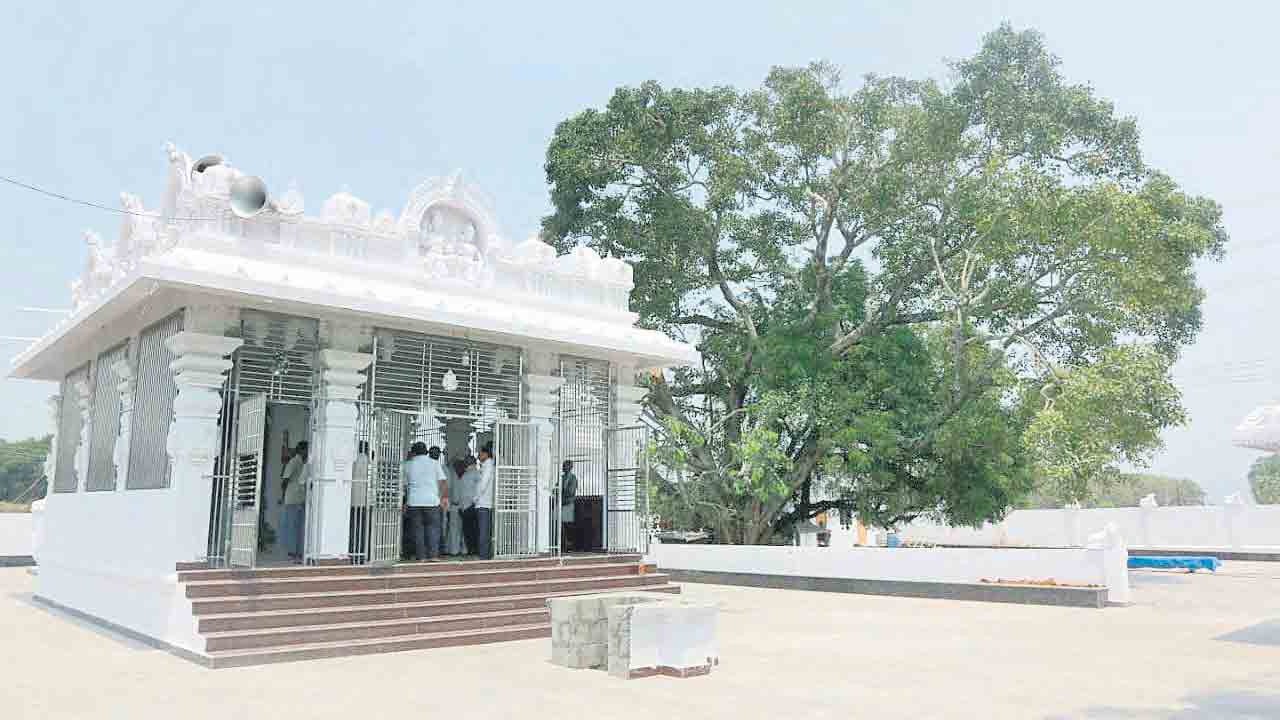 చెట్టు కింది శివయ్య ప్రతిష్ఠకు వేళాయె..