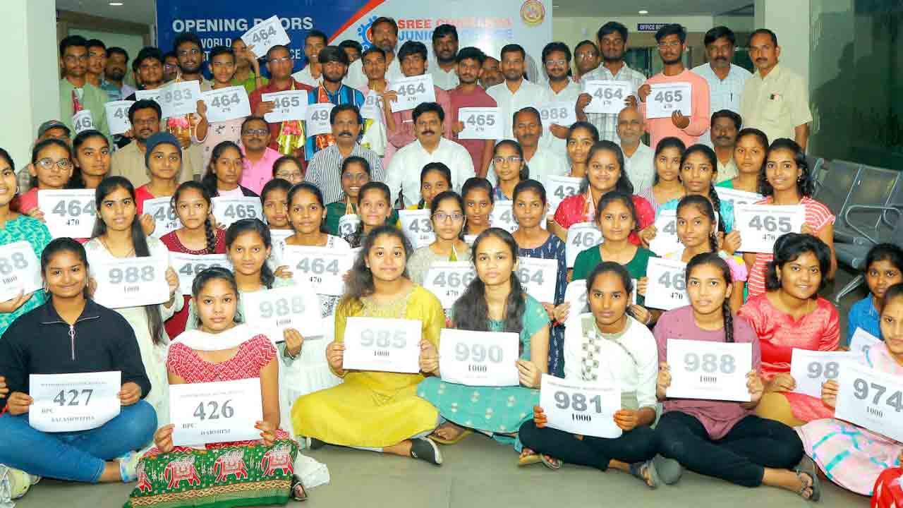 శ్రీచైతన్య విద్యార్థుల విజయఢంకా